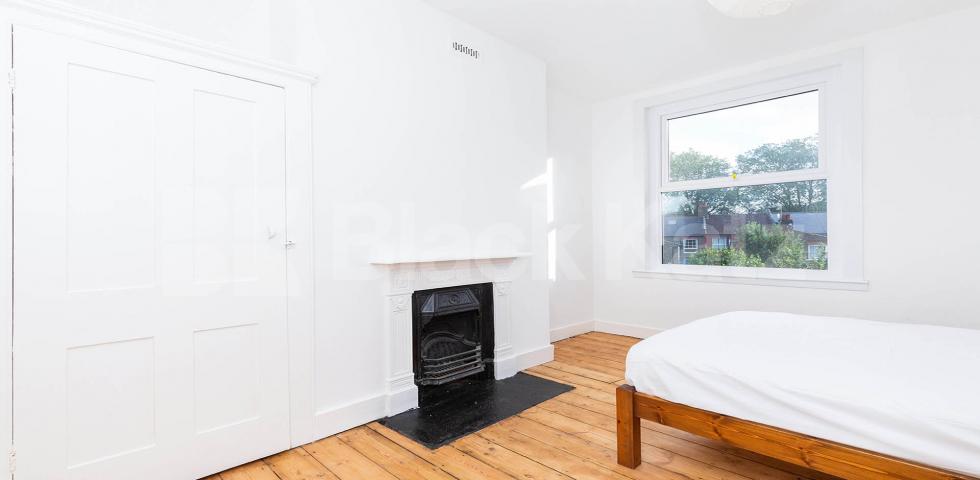 			Large Study, 2 Bedroom, 1 bath, 1 reception Flat			 Barratt Avenue, Alexandra Palace